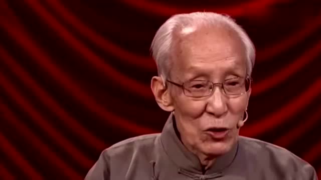 相声表演艺术家常宝华追悼会今日举行,常远手捧爷爷遗像眼圈泛红