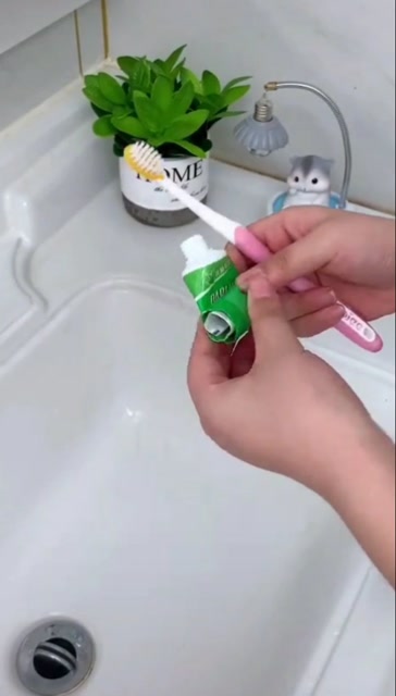 有了这个挤牙膏神器 挤不出来的牙膏也不怕浪费