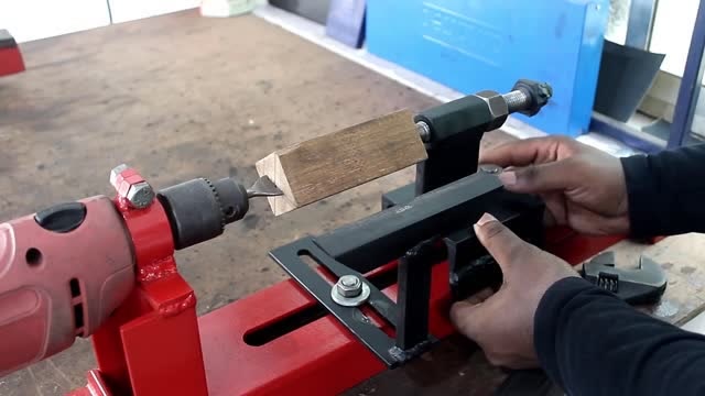 把家里闲置的电钻改装,牛人自制小型车床,车珠子方便多了