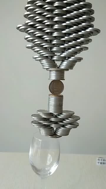 硬币撑起的平衡术,怎么做到的呢,真是太神奇了!