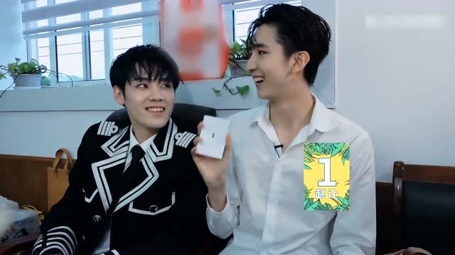 何洛洛偷梁换柱"欺负"赵让,奶凶小老弟让洛哥心软