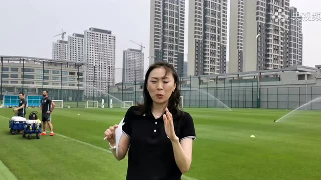 《足球之夜》:02楠楠自语|记者王楠带您直击大连人训练