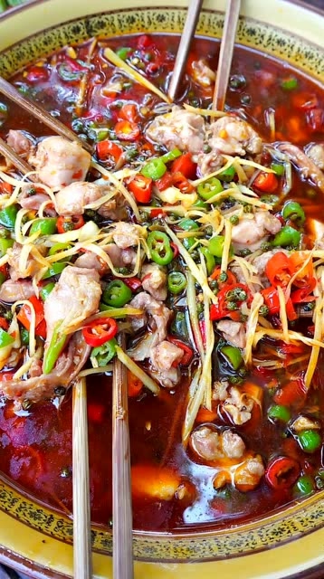 麻辣水煮兔肉,肉质鲜香爽滑,配上鲜辣椒,越吃越过瘾