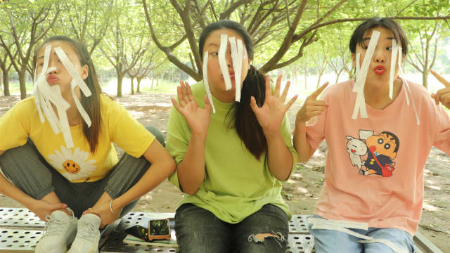 小伙伴玩"吹纸条"游戏,没想花花直接把自己吹缺氧了,真逗