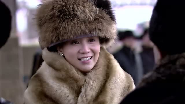 悬崖组织要求顾秋妍去火车站接同事周乙,假扮夫妻开始潜伏任务