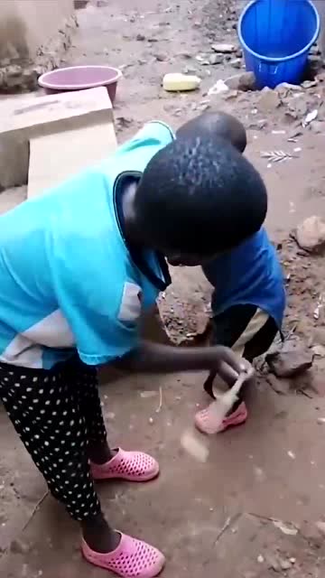 非洲2岁萌娃犯错误被姐姐打屁股了这小表情太逗了