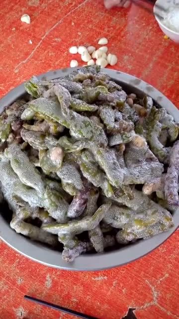 我妈叫我回家吃豆角,这都发霉冒泡了,你就留着给我吃!