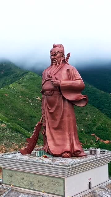 山西运城关公像,远看挺壮观,只是这大肚子算什么