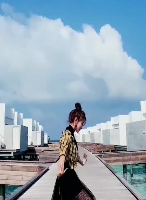 网红小伊伊海边秀舞蹈不比专业人员差堪称最优秀女网红