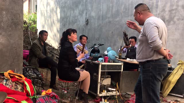 农村三人组合唢呐班吹奏《河南曲剧》,一梆一笙一唢呐,非常好听