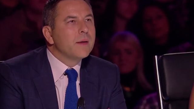 英国达人秀:奇葩男无视评委直接表演,西蒙怒了现场却掌声不断!