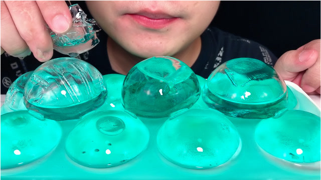 吃冰冻马尔代夫色半圆球空心冰,听脆脆的声音与喝水声!