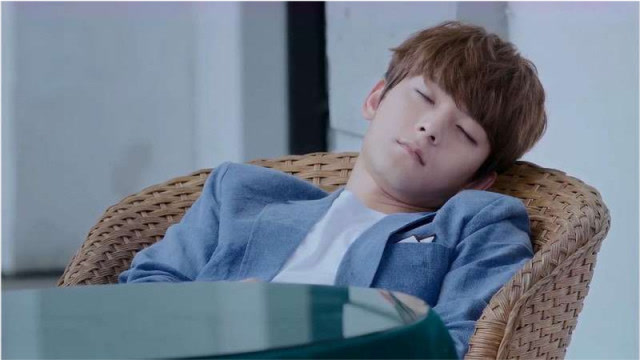 旋风少女:方廷皓为了百草,连夜找证据留住松柏,百草感动不已!