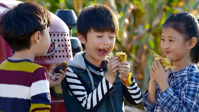 淘气爷孙:嘉乐第一次来农村,吃烤玉米大喊幸福,看着真香