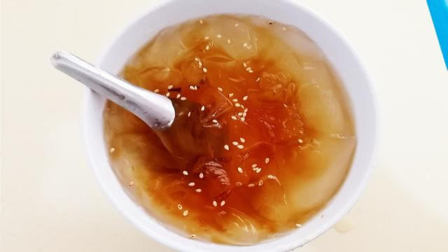 小伙品尝建水古城百年老店木瓜水冰爽香甜又可口