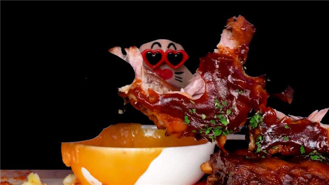 大嘴吃货今天吃的是酱烤排骨和黄金薯饼,看着非常有食欲啊