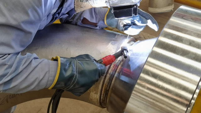 大型超级不锈钢管道焊接,师傅工资一天五百,一道口焊四天直喊累