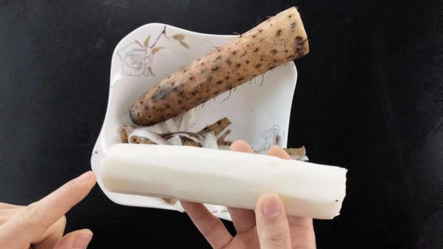 削山药皮是个麻烦事!只用这一招,不用戴手套,手一点都不黏不痒