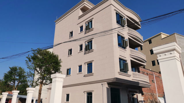 小伙打工20年,寄80万回家给父母建楼房,没想到建成这样大家看值不值?