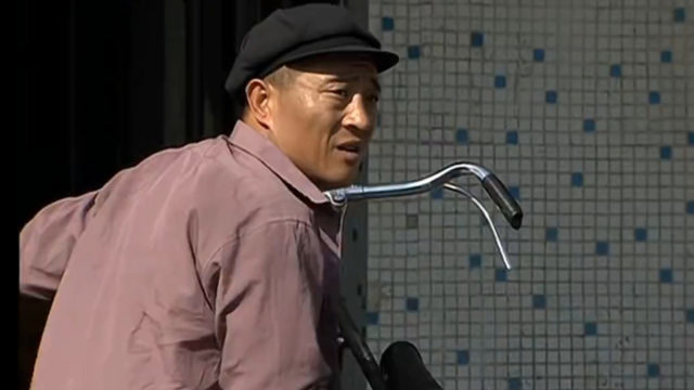 赵四抬自行车上厕所,长贵:你自行车也尿急啊!盘点骑自行车狠人