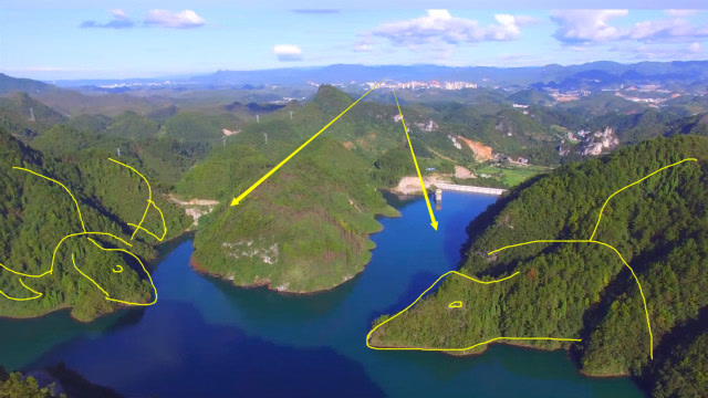 此山如双龟下水,隔水争斗,大自然的杰作很是奇特