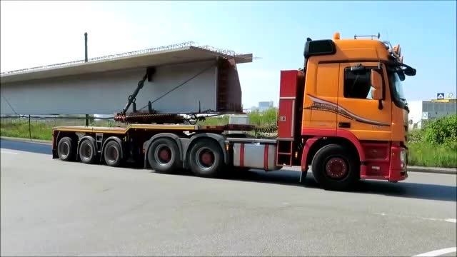 原来如此这种超长半挂车,前后都有司机控制