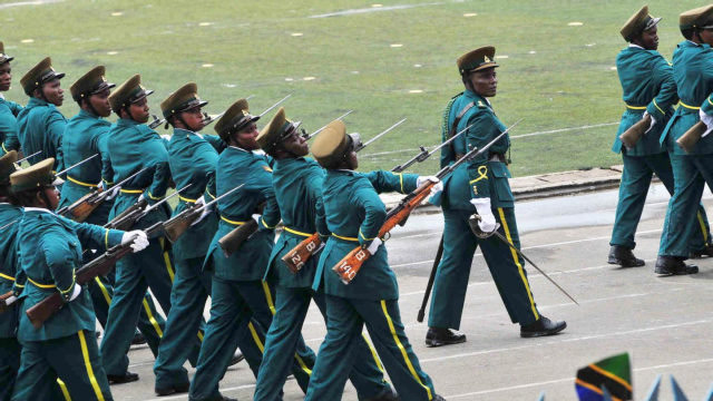 坦桑尼亚号称"东非解放军",这正步劈枪气势你们给打几分,画面感很强