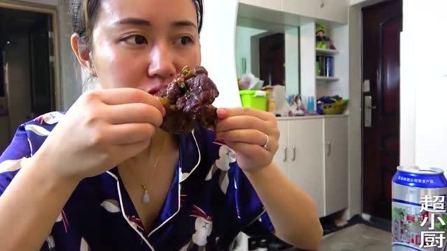 小杨让超小厨减肥不让吃猪肉,不料超小厨买回50斤猪蹄,真香