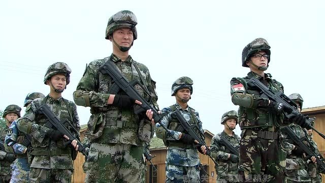 火凤凰特战队员训练男兵,不料被男兵瞧不起,这下有好戏看了