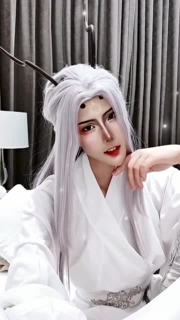 美妆大佬cos姜子牙,鼻子上抹锅灰我就忍了,头上长角就真的过分了