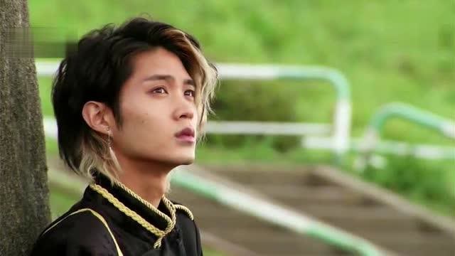 假面骑士:亚伦在树下回忆起文婆说的,要诚实面对自己的内心