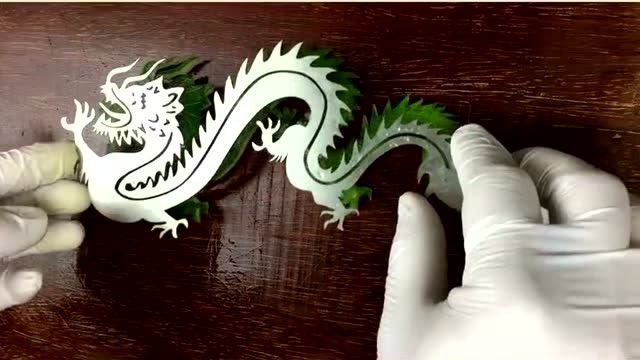 零雕刻基础都能学会,用西瓜皮刻龙,这样雕刻出来的龙非常精致!