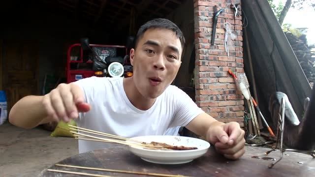 歪厨子用猪板油做烧烤,吃着香脆,太少不够吃