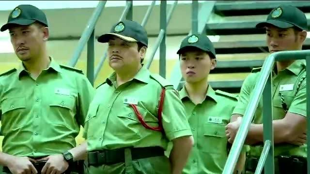 典狱长和大家一起唱起了监狱风云的主题歌,这种盛况倒是少见