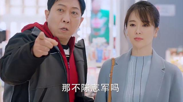 陈志军给蓝俏俏买名牌包,关爸撞见后直接把他打住院,敢欺负我女儿