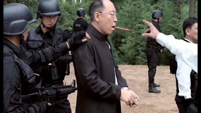 战狼抽着雪茄扛起加特林就是干