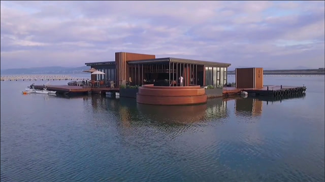 中国首家!男子建出海上漂浮酒店 价格8000元一天