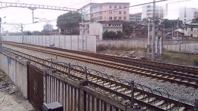 铁路实拍:桂林市灵川县灵青路公路桥桥底,火车驶过!