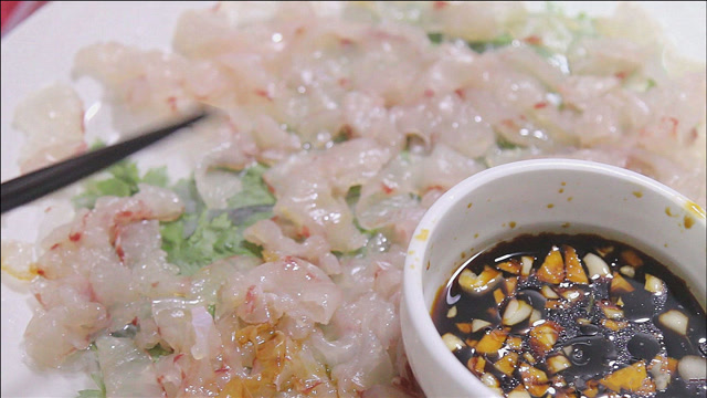 武鸣标营市场花38买条黑鱼做鱼生,鱼王刀工完美,鱼片晶莹洁白