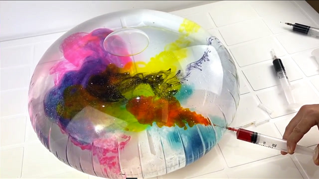 小哥脑洞大开,将7种颜色注入"巨型水宝宝",效果太惊艳了!