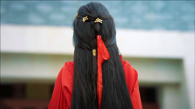 看到她,突然理解小说里的女主了!这一袭红衣舞剑惊艳全场!