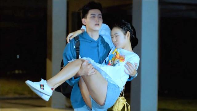 女生晕倒地草坪小伙抱起来就跑