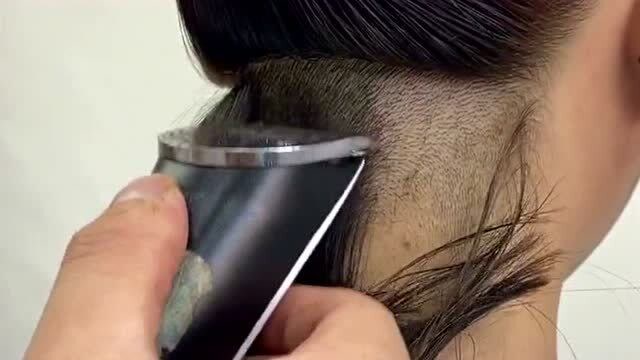 女孩子使用推剪会是什么模样,直接将后面头发剃掉,不知美女会不会心疼