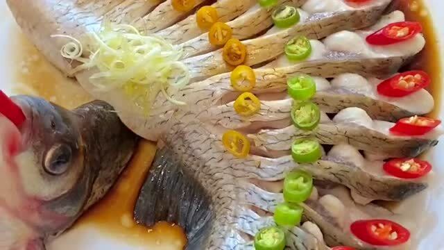 年夜饭做一道清蒸鱼,寓意吉祥好看又好吃,切鱼的刀法是好看的关键!