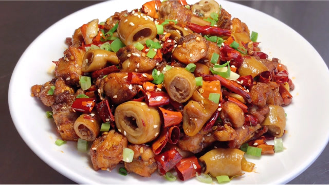 厨师长教你肥肠辣子鸡的家常做法,步骤详细,麻辣鲜香下酒又下饭