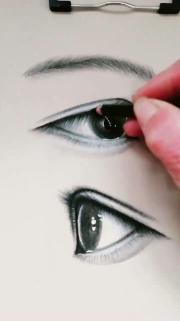 纸上画的眼睛比在手上画的效果就是好点纸上平稳光华