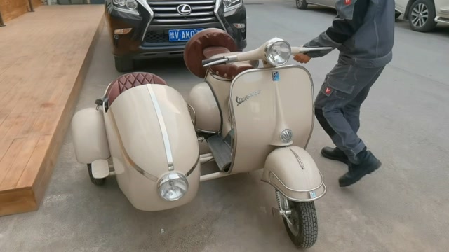 试座1964年的比亚乔边三轮,挂挡方式很独特,这三轮很少见