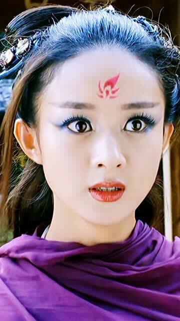 这个妆容虽然过于浓艳了些,但却非常的漂亮,将花千骨的内心很好的反应