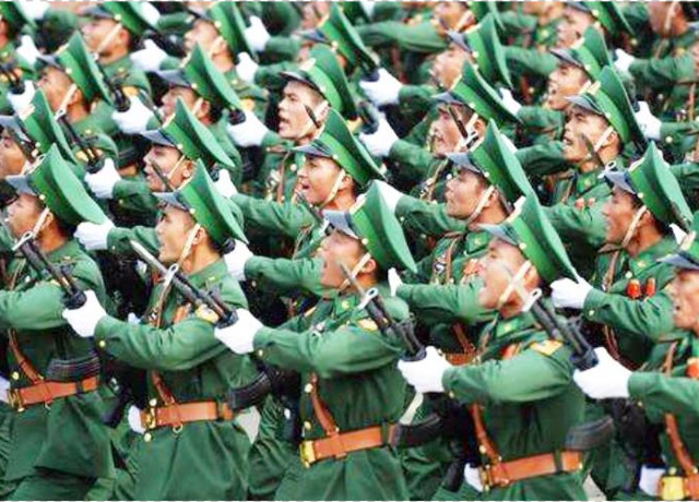 越南正步劈枪式,现场观众欢呼雀跃,网友:这也叫阅兵?