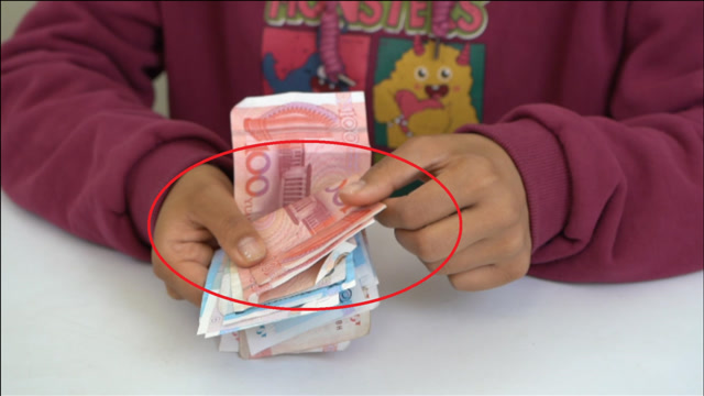 这种数钱手法已经骗了很多人!遇到这样数钱的,一定要留个心眼